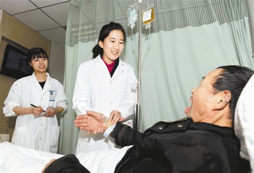 在重慶市腫瘤醫(yī)院,來(lái)自泰國(guó)的留學(xué)生布莉婭娜正在為患者把脈。